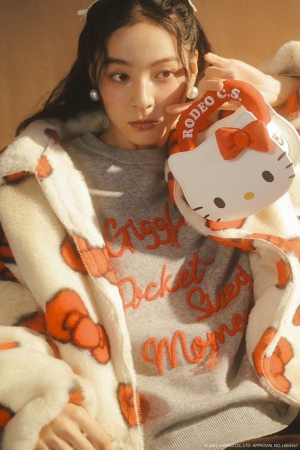 サンリオ」キティ＆Adoコラボ“アドローザトルマリィ”がふわもこコート