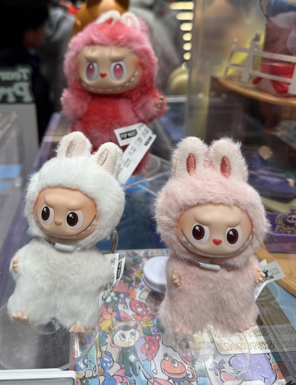 ラブブ」絵本の妖精から世界的トップIPへ― 中国発の“不気味かわいい
