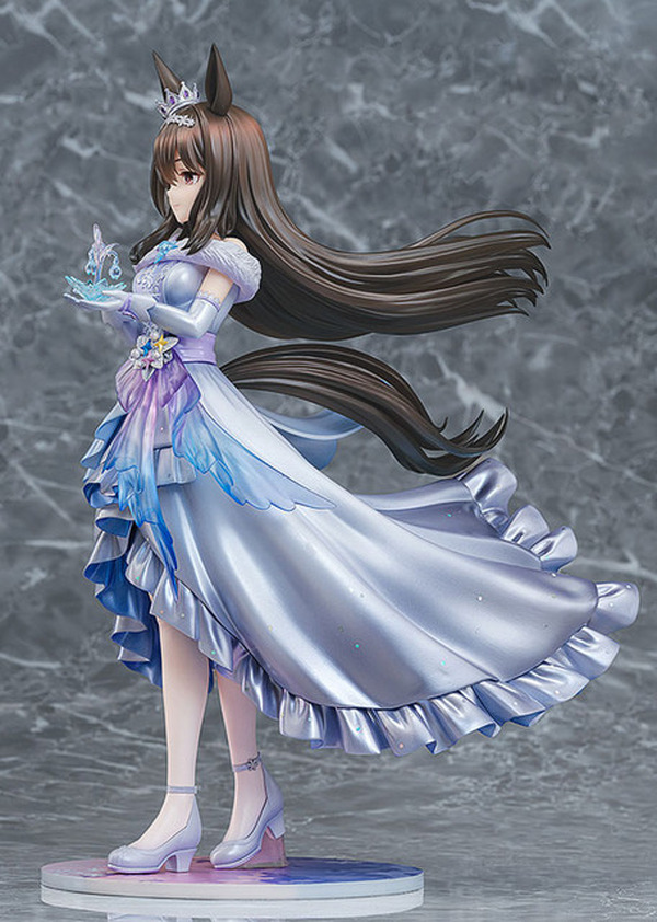 ウマ娘」アドマイヤベガが勝負服「Glacialis Vega」を纏った姿で