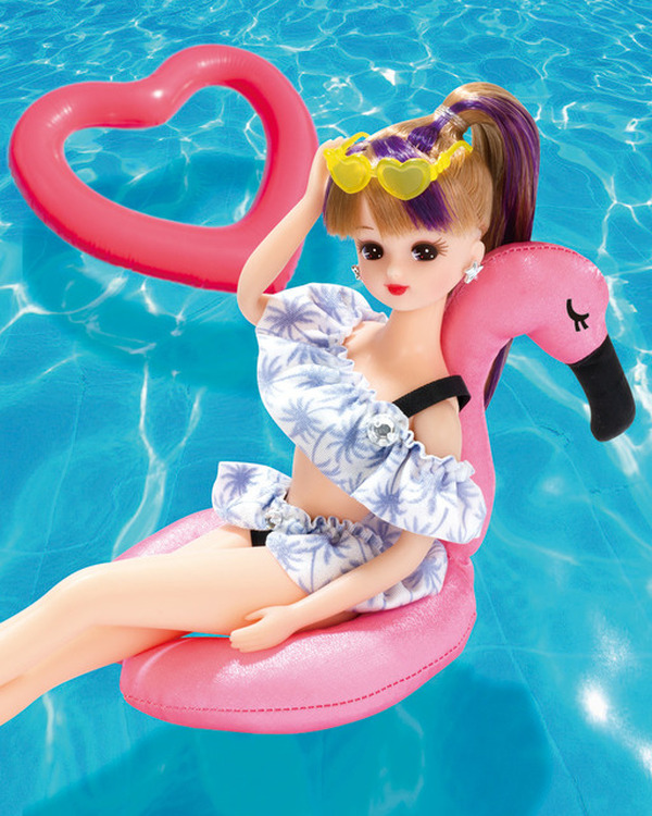 着せ替え人形「リカちゃん」が“17才 女子高生”に成長！ ナイトプールや