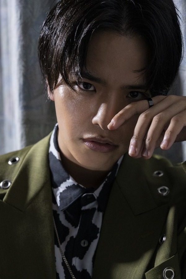 声優・石谷春貴、肉体美を大胆に披露！“20代最後のひととき”を激写した 