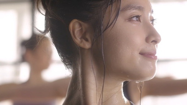 アニメ 僕だけがいない街 にも出演した女優 土屋太鳳が滝汗ヨガポーズに挑戦 ホットヨガスタジオlava 新tvcm公開 超 アニメディア