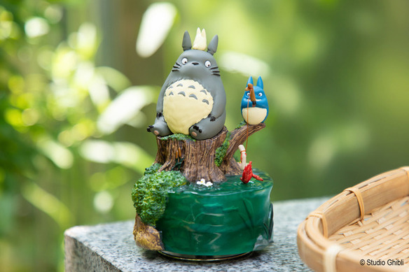 となりのトトロ　オルゴール　ブローチ　スタジオジブリ スタジオジブリ」トトロたちが釣りを楽しむオルゴールが登場♪ 夏の