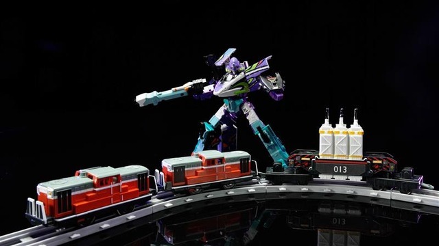 「プラレール『ヱヴァンゲリヲン新劇場版：序』ネルフ専用鉄道下二小山支線 「ヤシマ作戦」 DD51形＆シキ880形（B2梁）大物車」4,950円（税込）（C）ＴＯＭＹ （C）カラー「トミカプレミアムunlimited 04 『ヱヴァンゲリヲン新劇場版』NERV 官用車 マツダ コスモスポーツ」1,320円（税込）（C）ＴＯＭＹ （C）プロジェクト シンカリオン・JR-HECWK/ERDA・TX （C）カラー
