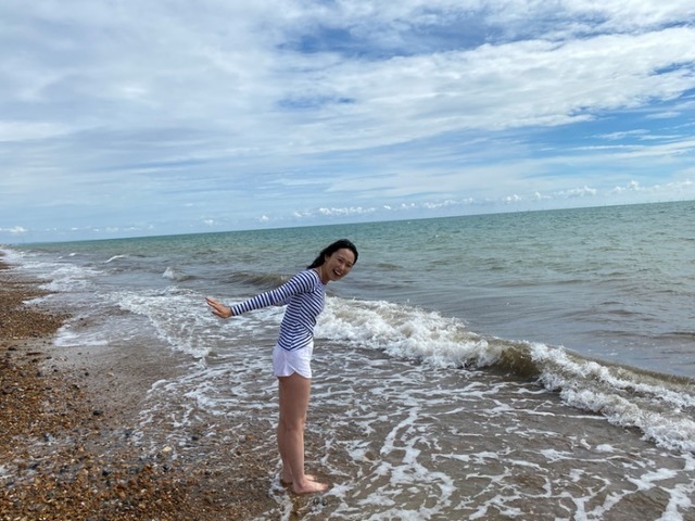 寿美菜子、イギリスの海で大はしゃぎ！ 29歳の誕生日を海外で過ごす思いも告白【寿美菜子のAnother Wonderland in the UK第6回】