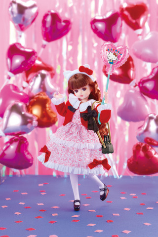 「フォトジェニックリカ ハローキティ50thアニバーサリースタイル」（C）ＴＯＭＹ（C）2024 SANRIO CO., LTD. TOKYO, JAPAN（L）