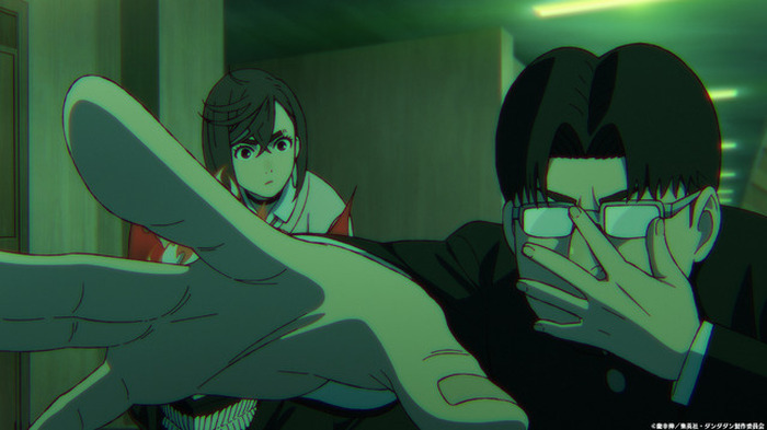 夏アニメ「ダンダダン」モモとオカルンが金の玉が出ると噂の団地に