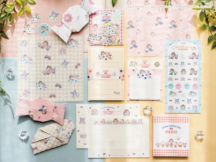 サンリオキャラクターズ」不二家“ペコちゃん”とコラボ！まねっこした