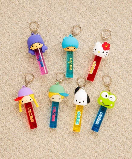 サンリオ「月刊いちご新聞」デザインのキーホルダー、親子コーデが