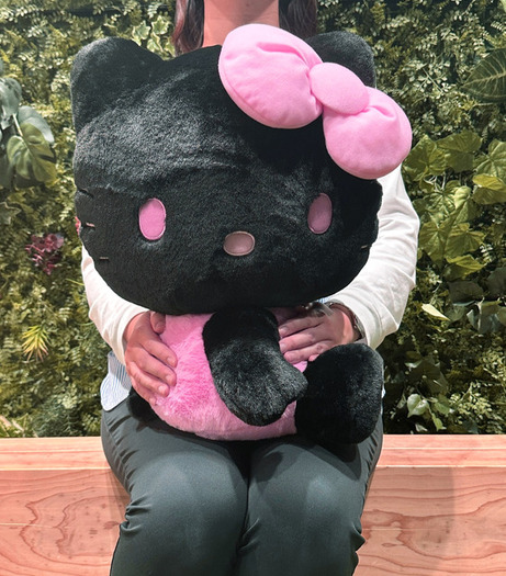 サンリオ」ハローキティがピンク×ブラックのツートンカラーに！ 約42cm