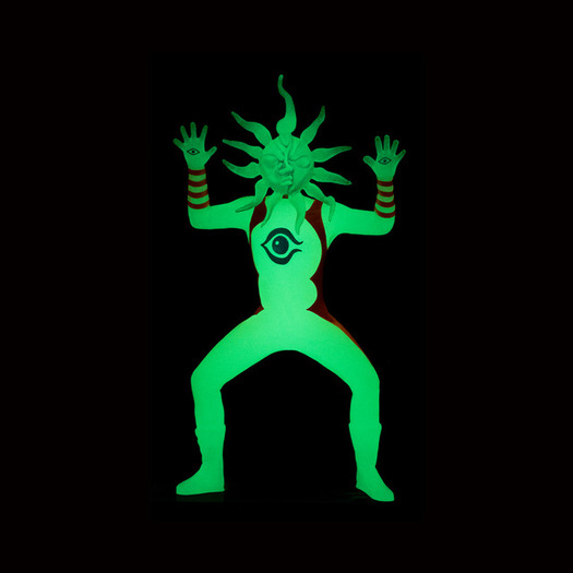 なんだこれは！「タローマン」光る“蓄光仕様”のフィギュアマスコットが