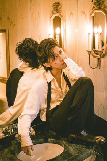 声優・佐藤拓也をセクシーに暴く…！高級ホテルのスイートルームでの
