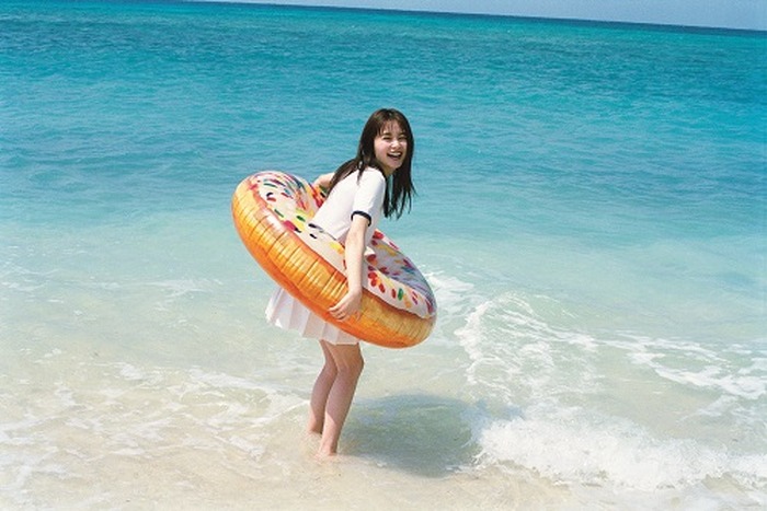 Seventeenモデル 久間田琳加が 週刊プレイボーイ に登場 沖縄の海で天真爛漫にはしゃぐ 3枚目の写真 画像 超 アニメディア