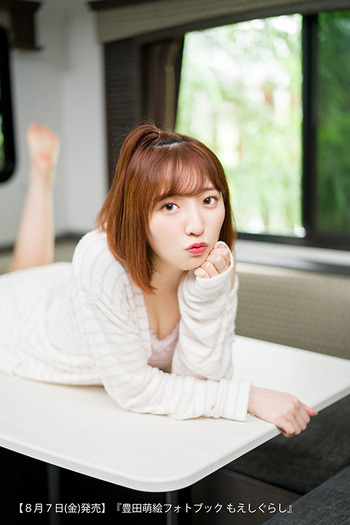 彼女感満載 なもえしに癒される 声優 豊田萌絵のフォトブックが8月7日に発売決定 2枚目の写真 画像 超 アニメディア