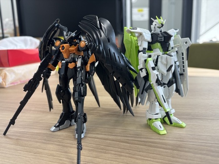 緑のフリーダムガンダム、漆黒のウイングガンダムゼロが新鮮
