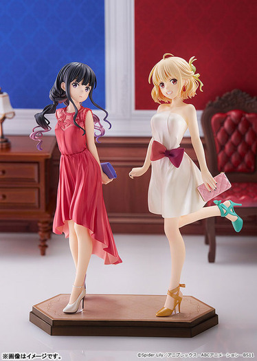 リコリコ」千束＆たきな、いつもと一味違う“ドレスアップコーデ”が