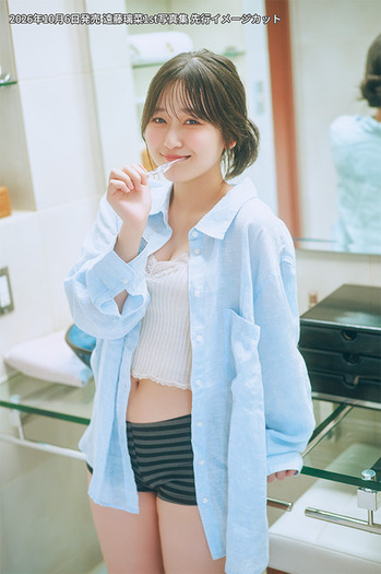 ラブライブ！」声優・遠藤璃菜、素っぽい部屋着に制服、王道白