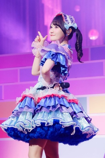 小倉唯、初のFCツアーを完走☆ 瞳にうっすらと涙も… カラフルドレスや