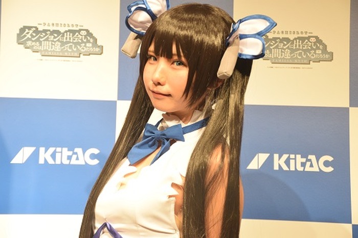 えなこが ダンまち のヘスティア様に 例の紐はどうなる パチスロ ダンジョンに出会いを求めるのは間違っているだろうか 新機種記者発表会 レポート 8枚目の写真 画像 超 アニメディア