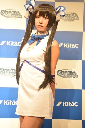 えなこが ダンまち のヘスティア様に 例の紐はどうなる パチスロ ダンジョンに出会いを求めるのは間違っているだろうか 新機種記者発表会 レポート 9枚目の写真 画像 超 アニメディア