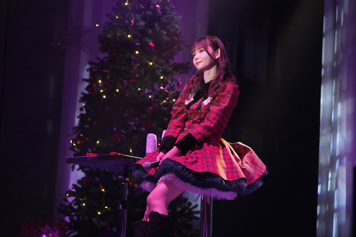 声優・諏訪ななか、クリスマスムード漂うステージでピアノをバックに