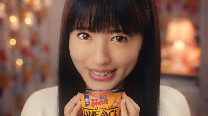 あなたのお供にしてください 逢田梨香子が部屋着姿でおねだり タネザック 新cm公開 超 アニメディア