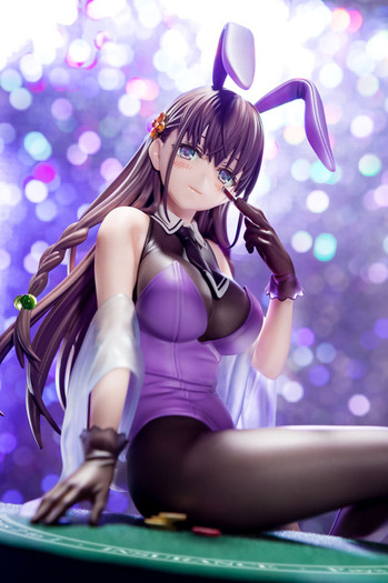 聖剣学院の魔剣使い」バニーガール衣装のブラをめくると… エル