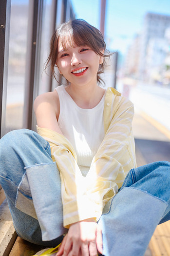 声優・鬼頭明里のフォトブック「あかりのまま」爽やか笑顔から