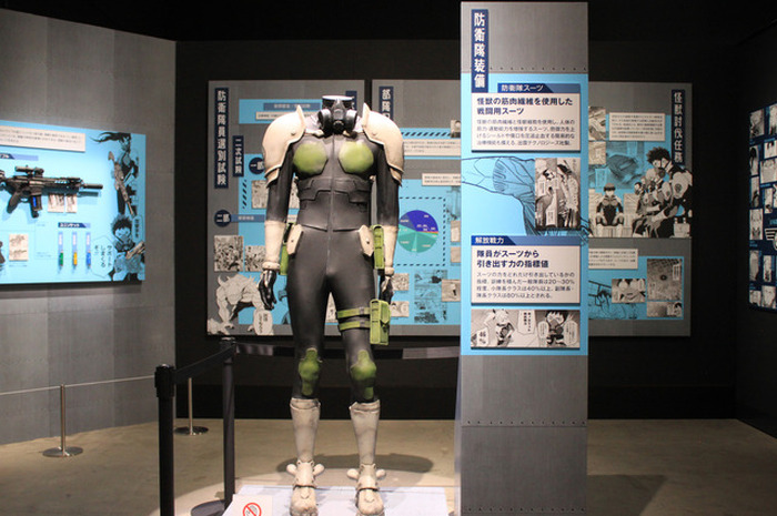 怪獣8号展」防衛隊員の“実物大”装備品＆武器や、約120点のイラスト