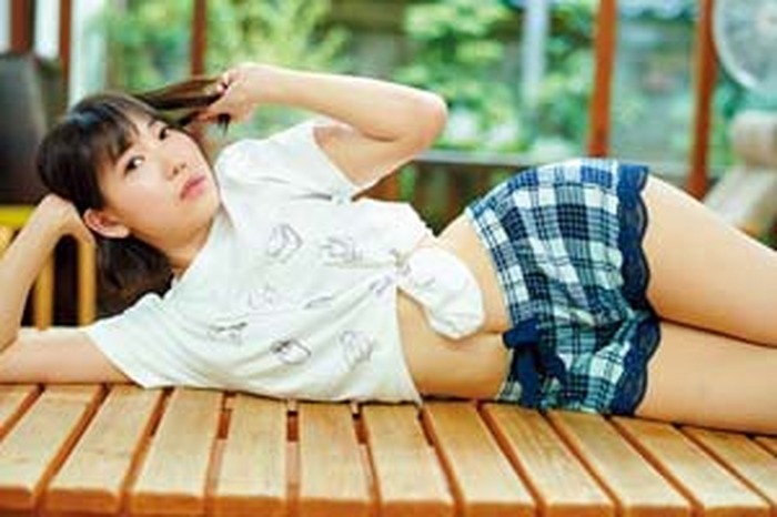 へそ出し 鎖骨チラ見せショットなど可愛すぎる姿にドキドキ 相坂優歌ファースト写真集 １７ ９月５日発売 超 アニメディア