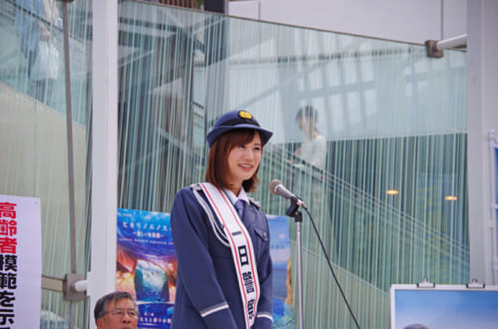 青春ブタ野郎 シリーズの舞台 藤沢市で瀬戸麻沙美が一日警察署長に就任 警察官の制服姿で交通安全アピール レポート 超 アニメディア