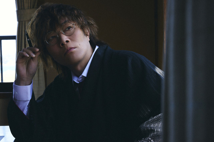 声優・谷山紀章が文豪に♪ 50歳記念写真集「KRONICLE」アクスタなど