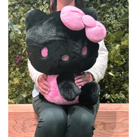 「サンリオ」ハローキティがピンク×ブラックのツートンカラーに！ 約42cmのビッグサイズぬいぐるみ登場♪ 画像