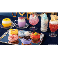 大人コーデのまどかたちとパーティ♪ 「魔法少女まどか☆マギカ」“ガールズパーティ”がコンセプトのテーマカフェ開催！描き下ろしグッズも 画像