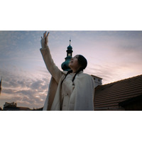 まるでフリーレンの世界。milet新曲MVは“魔法の都市”プラハで撮影｜アニメ第2期ED「The Story of Us」配信 画像