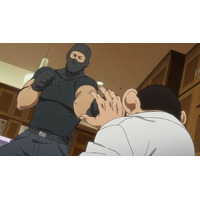 冬アニメ「ダーウィン事変」ルーシーが穏やかな時間を過ごす裏で、ALAがチャーリー宅周辺に待機していて…？第3話先行カット 画像