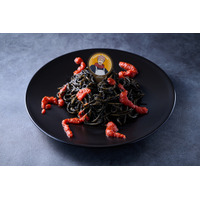 「呪術廻戦」乙骨先輩のエプロン姿がメロい…！“黒閃パスタ”や “玉犬パフェ”も♪ コラボカフェ、2月13日より開催 画像