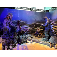 「ゴジラ」ド迫力!! 対峙するゴジラとへドラ、エビラがお出迎え！ホテルグレイスリー新宿に新ジオラマ登場 画像