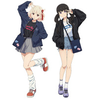 「リコリコ」千束＆たきなとおそろコーデで出かけよう♪ 制作スタッフの描き下ろしイラストを使用した新作Tシャツも登場 画像