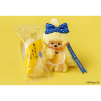 「モンチッチ」と35周年の「東京ばな奈」がコラボ♪ブルーリボンがかわいい限定モンチッチが登場！ 画像