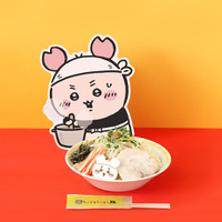 「ちいかわラーメン 豚」古本屋のノベルティステッカー付き♪ 新作メニュー“油そば”が期間限定で登場 画像