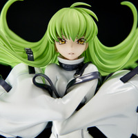 拘束着、可憐な水着姿、どちらのC.C.も捨てがたい… 「コードギアス」C.C.のボディラインが美しいフィギュア2種が再販！ 画像