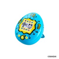 「たまごっち」初代デザインのハンディファン登場！ かわいいたまごっちと暑さを乗り切ろう♪ 持ち歩きはもちろん、デスクに置いて使用も可能 画像