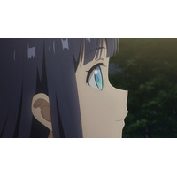 夏アニメ「透明な夜に駆ける君と、目に見えない恋をした。」空野は渋々参加した新歓コンパで、目の見えない冬月と出会う―第1話先行カット 画像