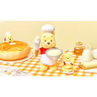 「くまのプーさん」8月3日は“はちみつの日”！コック帽をかぶったプーさんが超キュート♪とろ～りはちみつのパンケーキをテーマにした新コレクションが登場 画像