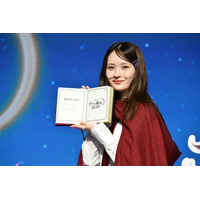 ディズニー最新作「ビリーと魔法のはじまり」主人公の日本版声優は畑芽育！「夢みたいです」現実でも空を飛ぶ!? 画像