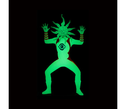 なんだこれは！「タローマン」光る“蓄光仕様”のフィギュアマスコットが