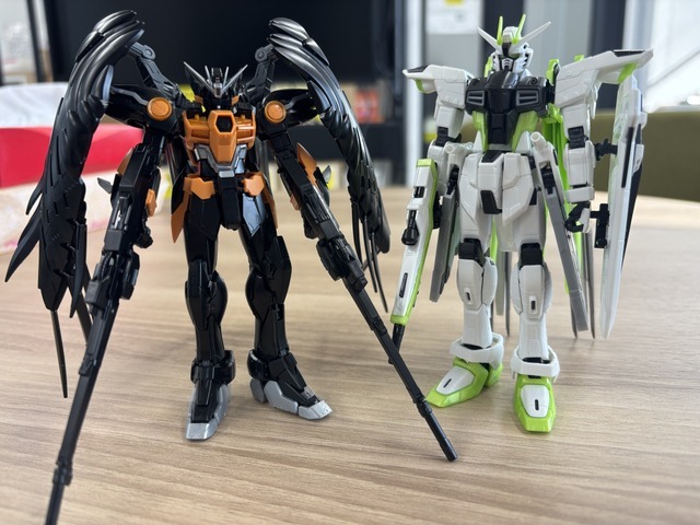 緑白デッキパーツ　ウイングガンダムゼロ　ガンダムデスサイズ　フリーダムガンダム 緑のフリーダムガンダム、漆黒のウイングガンダムゼロが新鮮