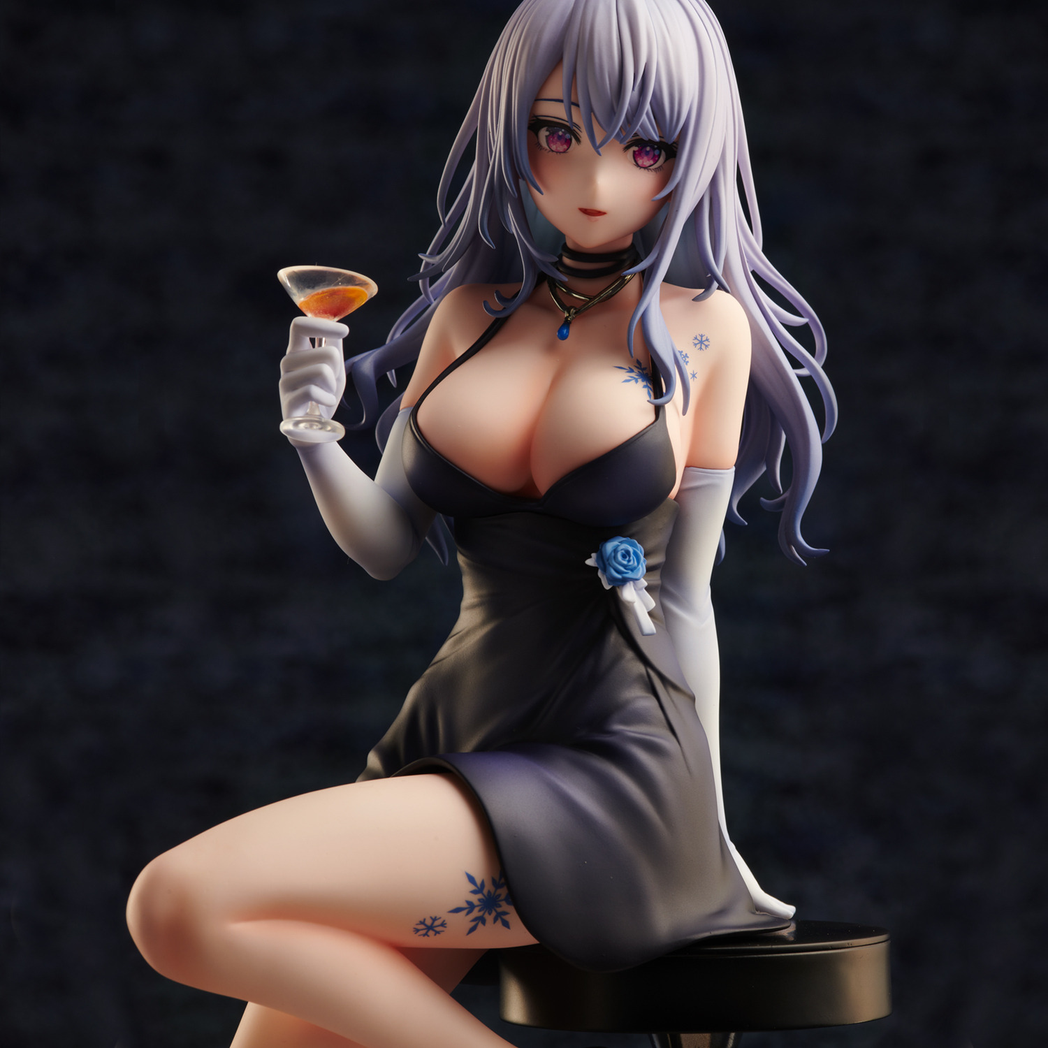 名塚佳織　太もも ドレスから覗く大人なカラダ＆ボディアートから色気漂う――イラストレーター・necömi「真冬の駆け引き」フィギュア化 | 超！アニメディア