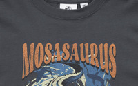 「ジュラシック・ワールド」×GUコラボ！ 世界観をヴィンテージ風グラフィックでTシャツに！ 人気のモササウルスも登場 画像